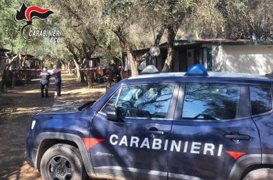 Porto Cesareo, scoperto campeggio con 70 casette abusive e bagni con scarichi fognari non a norma: denunciato 65enne