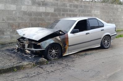 Presicce-Acquarica, auto prende fuoco nella notte in via Aldo Moro: ignote le cause