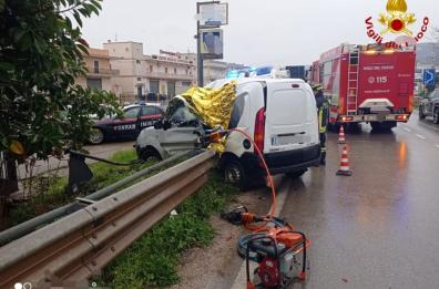 Fasano, furgoncino si schianta contro il guardrail lungo la statale: morto il conducente 41enne