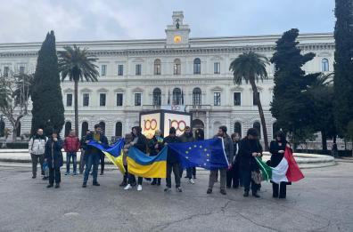 Bari, la pioggia non ha fermato il sit-in pro Zelensky: «Trump non doveva trattarlo così»