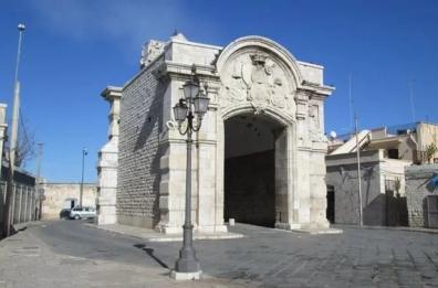 Barletta, tentano di investire un gruppo di giovani fuori da un locale: scatta la rissa, 6 feriti