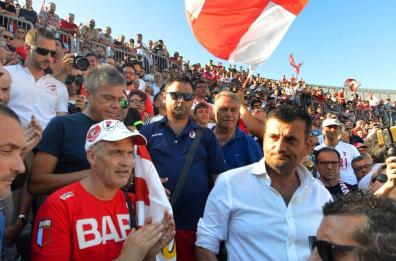 «Vi spiego perché ho affidato il Bari ai De Laurentiis»: Decaro incontra i tifosi per un faccia a faccia