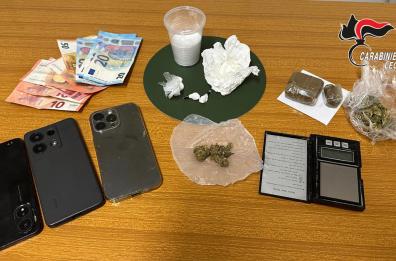 Campi Salentina, spacciava droga all'esterno della sua abitazione: arrestato 48enne