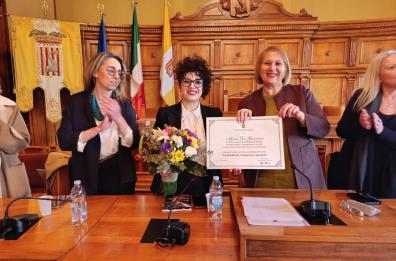 A Lecce un incontro per celebrare le grandi donne: riconoscimento ufficiale per Maria De Giovanni, «Aboliamo la parola inclusione»