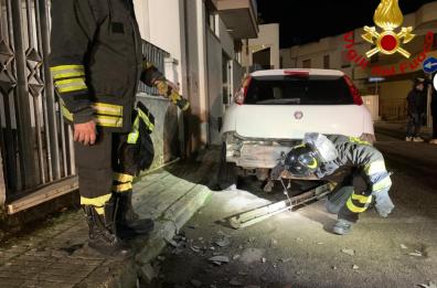 Bomba piazzata sotto l'auto di una donna esplode e la danneggia: si indaga a Nardò