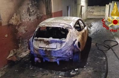 Brucia auto di una donna a Matino, nei giorni scorsi incendiata quella del compagno: le telecamere inquadrano un uomo