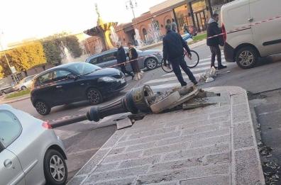 Barletta, betoniera urta un lampione e lo fa cadere: tragedia sfiorata vicino la stazione