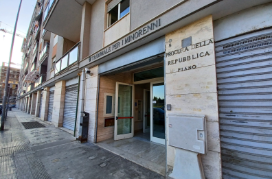 Bari, commette un furto con le figlie di 6 e 9 anni: bimbe ai servizi sociali