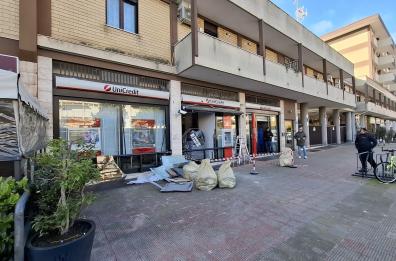 Bari, esplode nella notte sportello bancomat Unicredit in viale Einaudi