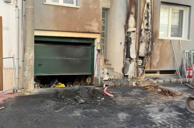 Ugento, autovettura incendiata: le fiamme danneggiano prospetto dell'abitazione