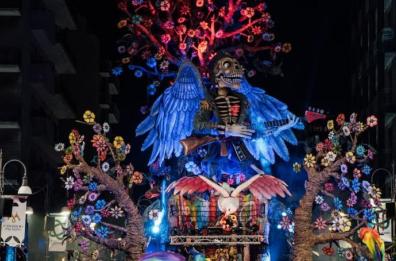 Carnevale di Putignano, «Fiori nei cannoni» è il carro allegorico vincitore