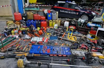 Ruba un trattore nel Materano, lo catturano e scoprono due quintali di refurtiva: arrestato 37enne