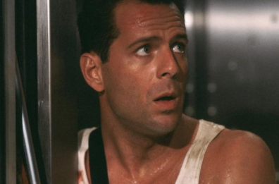 Alle prese con un gruppo di terroristi il poliziotto Bruce Willis finisce nella «Trappola di cristallo»