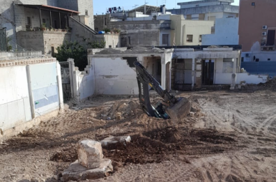 Manduria, il terreno nel cantiere dell'ex mercato coperto cede e divora un escavatore in movimento: paura