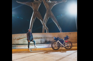 Il viaggio di Frank Lotta, speaker di Radio Deejay, in bici da Milano a Taranto: «Cresciuto a Monteiasi, mi manca il mare»