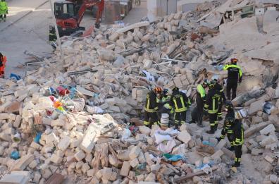 Bari, dopo il crollo della palazzina rinviate tutte le attività istituzionali del Comune. Annullato anche l'incontro di Decaro con i tifosi