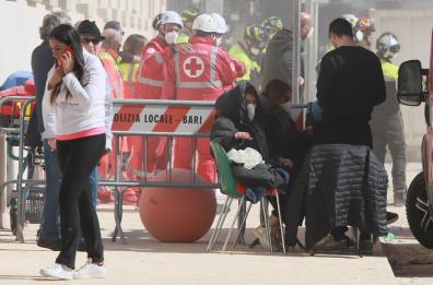 Bari, l'ansia delle figlie della donna dispersa nel crollo: «Non voleva andar via da quella casa, diceva di voler morire lì»