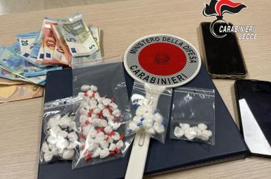 Squinzano, guida senza patente e con la droga nascosta nelle scarpe: arrestato 20enne di origini rumene