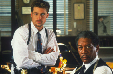 Le indagini di due detective sugli omicidi di un serial killer nel film con Pitt e Freeman