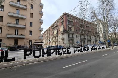 Crollo palazzina Bari, striscione degli ultras con l'inno dei vigili del fuoco: «Il pompiere paura non ne ha»
