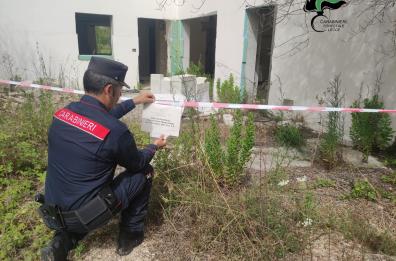 Torre Specchia Ruggeri preda di abusivismo edilizio: 5 strutture nascoste fra la vegetazione