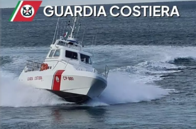 Finisce in acqua mentre è a bordo di un traghetto: ricerche in corso al largo di Barletta
