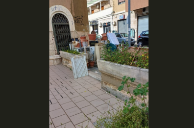 Bari, abbandona per strada lavatrice, materassi ed elettrodomestici di cui vuole disfarsi: multa da 2500 euro