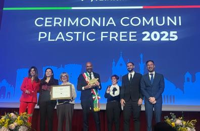 Bari è Comune «plastic free»: la premiazione a Napoli. Sindaco Leccese: «C'è ancora molta strada da fare». Tutti i comuni pugliesi premiati