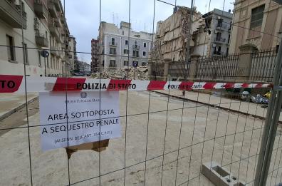 Crollo Bari, convalidato sequestro area: in uno dei cinque civici sgomberati i residenti tornano a casa. FOTO - Firmata nuova ordinanza con limitazioni al traffico