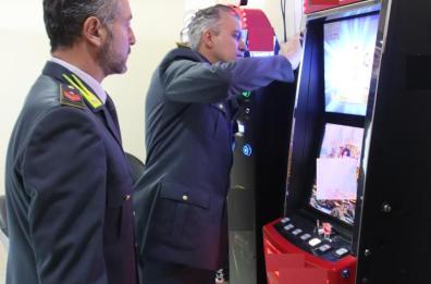 Slot machine abusive: a Taranto sequestrati 16 apparecchi in tre circoli ricreativi