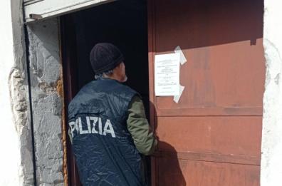 Taranto, scoperta officina totalmente abusiva nel Borgo: sequestrate tutte le attrezzature