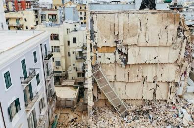 Palazzo crollato a Bari, via alle demolizioni selettive: alcuni sfollati trasferiti in struttura Adisu vicino a Economia