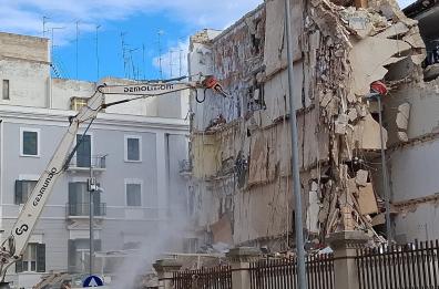 Palazzina crollata, non è finita: vanno demoliti gli ultimi due piani dell'edificio pericolante