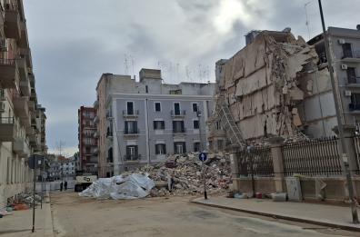 Palazzina crollata a Bari, la perizia dell’Università: «C’è amianto nelle polveri sparse per strada» IL DOCUMENTO