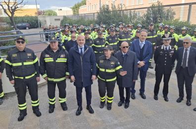 Bari,  il sottosegretario all’Interno Prisco in visita al comando dei vigili del fuoco: «Meritate encomi»