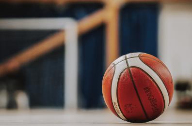 Canosa, armato di coltelli interrompe una partita di basket e minaccia i presenti: arrestato