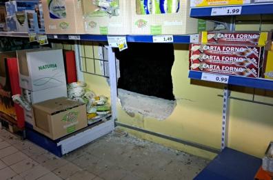 Maglie, banda del buco assalta il supermarket: il colpo fallisce ma i danni sono ingenti