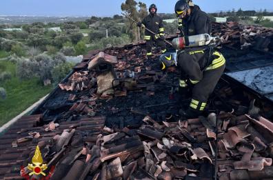 Polignano, si incendia il sottotetto di una casa di campagna: intervengono i vigili del fuoco, nessun ferito
