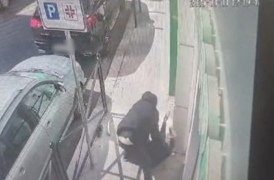 Barletta, in carcere l'uomo che ha picchiato un 48enne per strada con la mazza da baseball: «Hai investito mia sorella, devi morire» IL VIDEO
