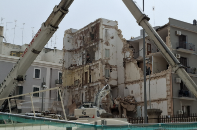 Bari, ecco via Pinto a dieci giorni dal crollo: a breve gli esiti dei nuovi esami sulla presenza di amianto nella zona