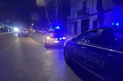 In moto contro una Ford e finiscono in ospedale in codice rosso: l'incidente a Foggia