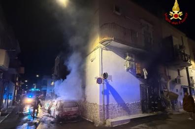 Due auto bruciano ad Adelfia nella notte, le fiamme danneggiano anche una palazzina