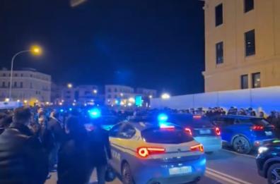 Non si fermano all'alt e scatta l'inseguimento sul lungomare di Bari, in piena movida: la fuga in scooter finisce con una caduta