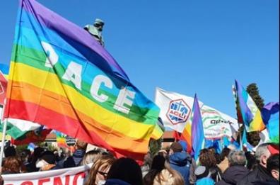 No al capitalismo, no alle armi: i moderni pacifisti assolvono il tiranno della porta accanto