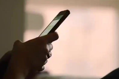 Convince una 13enne a filmarsi in pose osé e manda il video agli amici su WhatsApp: nel Salento condannato un 26enne