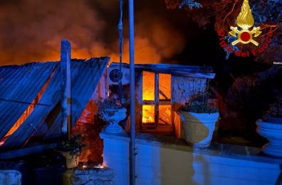 Ugento, incendio distrugge un'abitazione in coibentato e muratura: nessuna persona coinvolta
