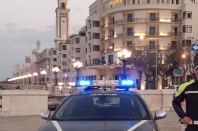 Bari, giro di vite del Comune sulla sicurezza urbana: multe e allontanamento per parcheggiatori abusivi e ubriachi