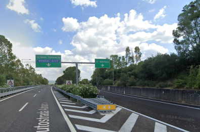 Mezzo in fiamme, chiuso il tratto autostradale tra il bivio A14/A16 e Canosa, in direzione Bari