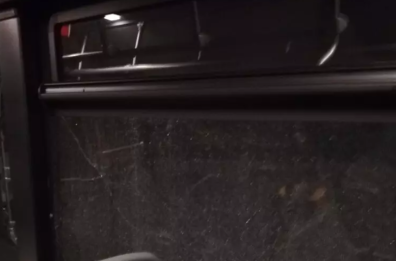Taranto, lanciano sasso contro bus e distruggono il finestrino: anziana lievemente ferita