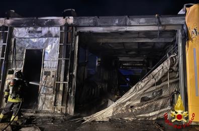 Castellana Grotte, incendio distrugge impianto di un autolavaggio automatico: si indaga